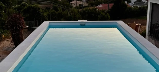 Piscina ao pôr do sol na região Oeste